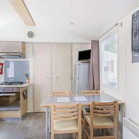 شقة 2-Bedroom Mobile Home Sleeps 4 *